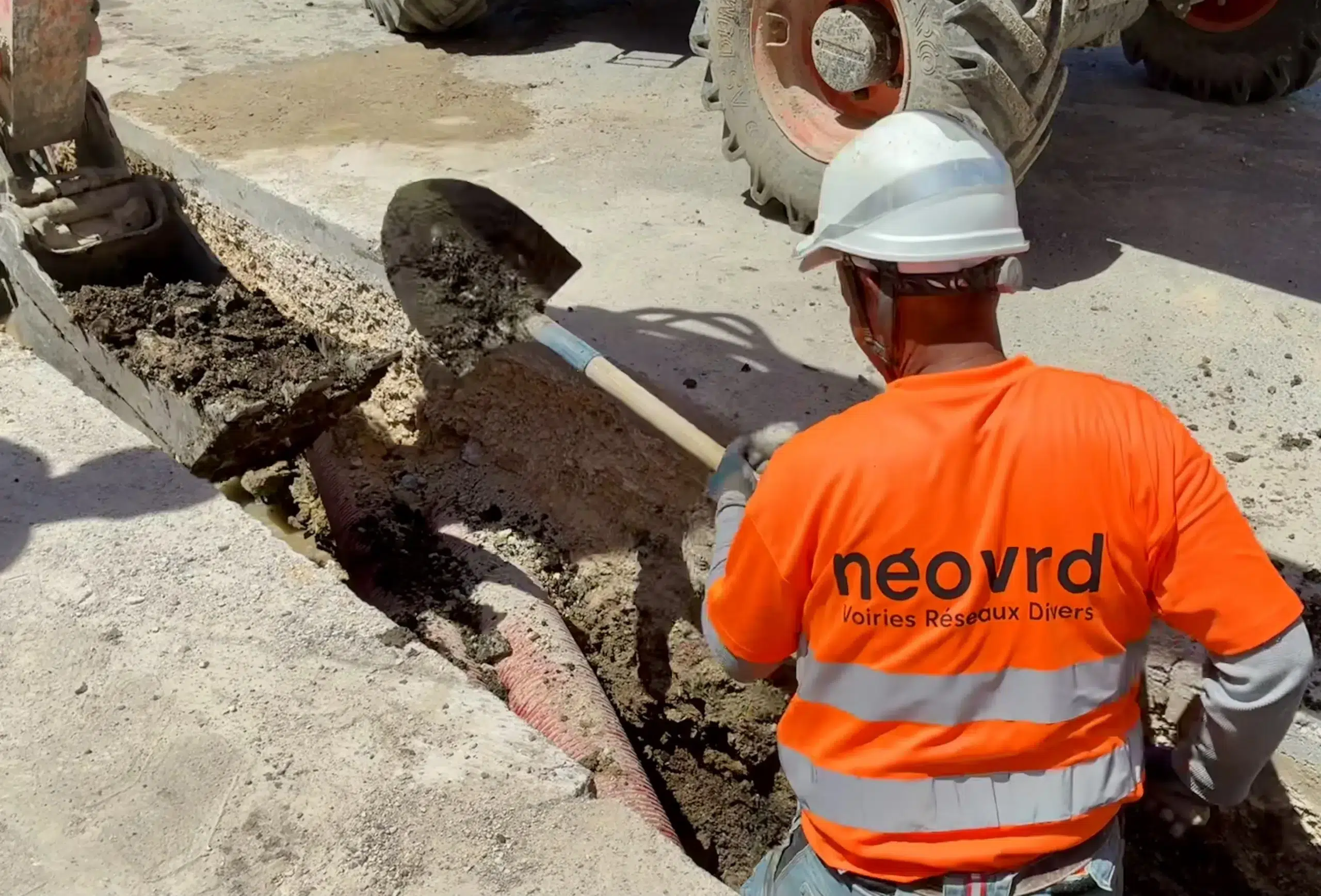 Ouvrier qui creuse Ouvrier du BTP qui creuse un trou.